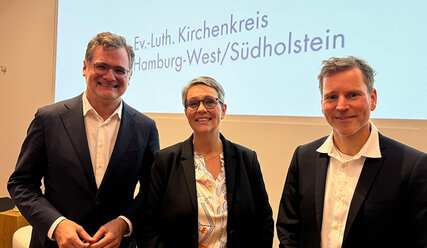Kanzleramtschef Wolfgang Schmidt, Pröpstin Anja Botta und Reporter Michael Augustin im Haus der Kirche in Niendorf - Copyright: Christian Schierwagen