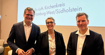 Kanzleramtschef Wolfgang Schmidt, Pröpstin Anja Botta und Reporter Michael Augustin im Haus der Kirche in Niendorf - Copyright: Christian Schierwagen