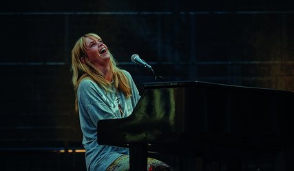 Singende Frau am Flügel - Copyright: vidar-nordli-mathisen-StAl7MQIioY-unsplash