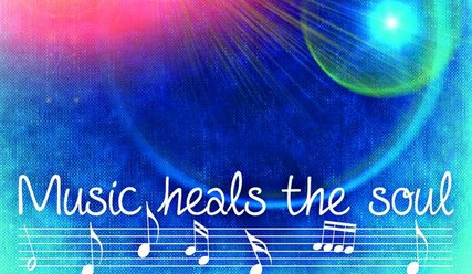 Fragment, blau-gelb-rot, Noten mit Inschrift Music heals the soul - Copyright: Pixabay
