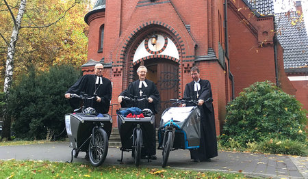 Die drei Bibelboten beim Start an der Elisabethkirche in Eidelstedt