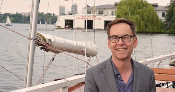 Der Alster so nah: Ralf T. Brinkmann im 'barca' - Copyright: Brigitte Könemann | kirche-hamburg.de