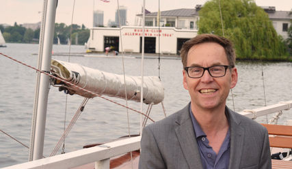 Der Alster so nah: Ralf T. Brinkmann im 'barca' - Copyright: Brigitte Könemann | kirche-hamburg.de