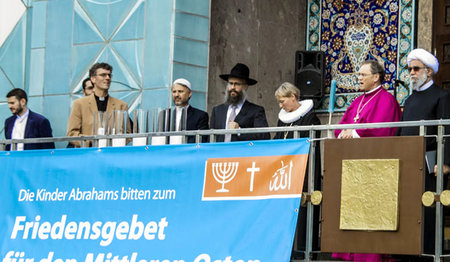 Vertreter aller drei abrahamitischen Religionen beim Gebet (v.r.): Ayatollah Dr. Reza Ramezani (Islamisches Zentrum), Diözesanadministrator Ansgar Thim (Erzbistum Hamburg), Bischöfin Kirsten Fehrs (Nordkirche), Landesrabbiner Shlomo Bistritzky (Jüdische Gemeinde Hamburg), Imam Ramazan Ucar (Bündnis der Islamischen Gemeinden in Norddeutschland), Pastor Axel Matyba (Beauftragter der Nordkirche für christlich-islamischen Dialog) sowie Mitarbeiter des Organisationsteams.