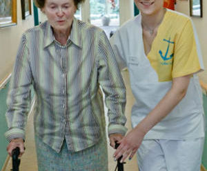 Nadine B. begleitet eine Bewohnerin im Seniorenheim Fallen Anker.  Foto: Markus Scholz - Copyright: Markus Scholz