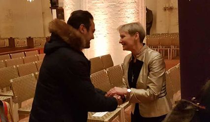 Bischöfin Kirsten Fehrs begrüßt jeden Gast, auch die eingeladenen Flüchtlinge - Copyright: Dennis Helm