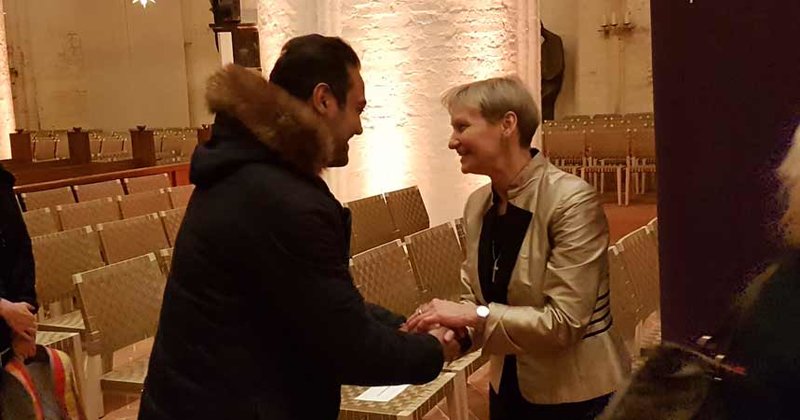Bischöfin Kirsten Fehrs begrüßt jeden Gast, auch die eingeladenen Flüchtlinge