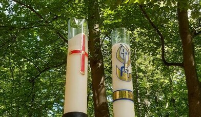 Kerzen im Pfingstwald - Copyright: eigenes Bild