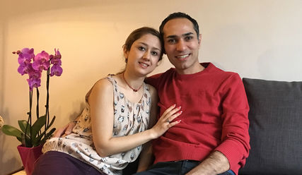 Sie haben ein Zuhause gefunden: Atena und Ali in ihrer neuen Wohnung - Copyright: Sabine Henning/kirche-hamburg.de