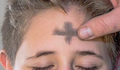 Copyright: https://pixabay.com/de/photos/aschermittwoch-aschenkreuz-2105335/