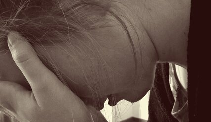 Frau hält ihren Kopf in den Händen - Copyright: Counselling / pixabay.com