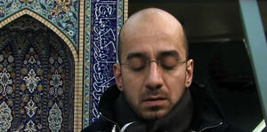 Ali Hassani rezitiert aus dem Koran im Thalia Theater