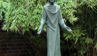 Skulptur Bronze 'der Auferstandene' im Hintergrund Natur - Copyright: KG Hoisbüttel