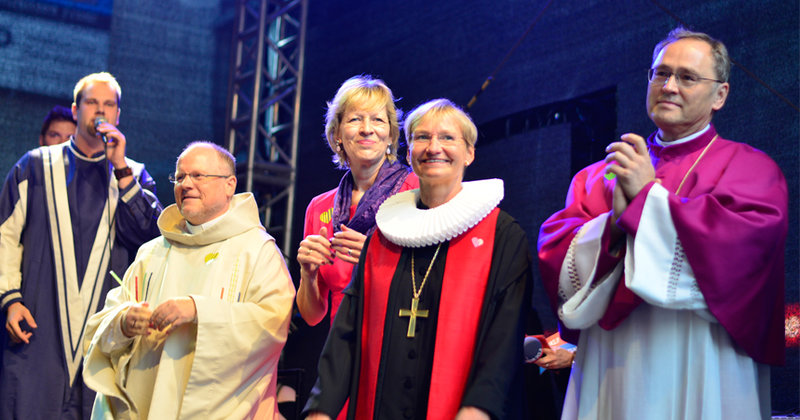 Eröffnung der Nacht der Kirchen auf der NDR-Bühne mit Gospelgesang: Diözesanadministrator Ansgar Thim, Bischöfin Kirsten Fehrs, die 2. Bürgermeisterin Dorothee Stapelfeldt und ACKH-Sprecher Walter Jungbauer (von rechts)