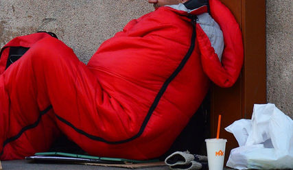 Obdachloser im Schlafsack auf der Straße - Copyright: © Creative Commons, CC0