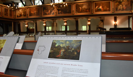 Muße und Kunstgenuss verbinden: Tafeln zu den Bildern an der Empore machen das möglich