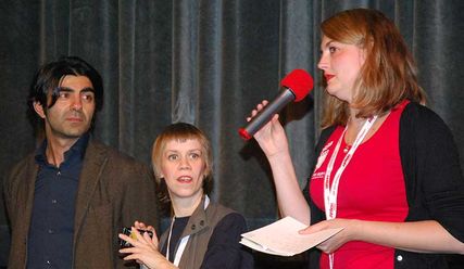 Schirmherr Fatih Akin, Jurymitglied Heidi Fischer und Lili Hartwig, Moderatorin der Preisverleihung (v.l.) - Copyright: Ev. Stiftung Alsterdorf