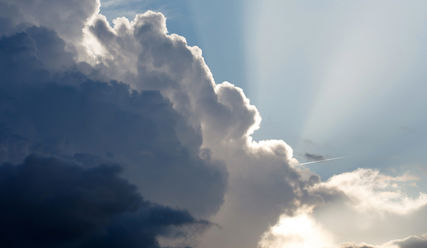 Durch dunkle Stunden hin zum Licht – Karfreitag und Ostern stehen für diese Bewegung - Copyright: Maksim Shebeko/fotolia
