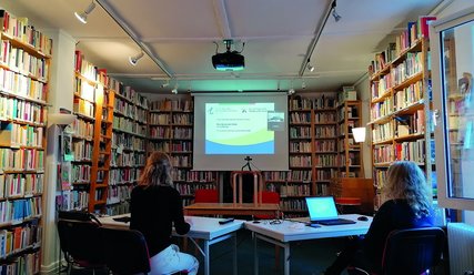 Frauenbibliothek einschl. Bildschirm - Copyright: Luise Scherrer