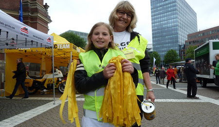 Esther Baumgaertel (li.) und Jutta Nagel verteilen die gelben Segensbändchen