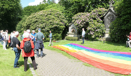 Regenbogenfahne Friedhof Ohsldorf - Copyright: René Rehse