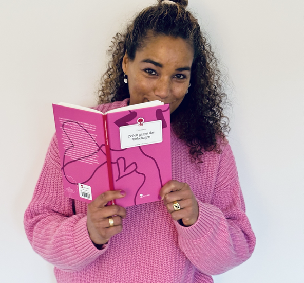 Das Bild zeigt Diana Dua mit ihrem Buch "Zeilen gegen das Unbehagen"
