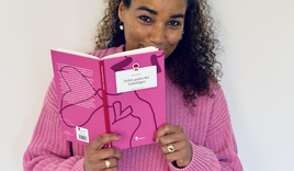 Das Bild zeigt Diana Dua mit ihrem Buch 'Zeilen gegen das Unbehagen' - Copyright: Diana Dua