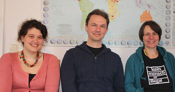 Marie Schuster, Manuel Beyer, Birke Kleinwächter (v.l.) wohnen und leben zusammen mit den Flüchtlingen in der Wohngemeinschaft „Brot & Rosen“. - Copyright: Silke Theune