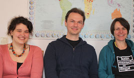 Marie Schuster, Manuel Beyer, Birke Kleinwächter (v.l.) wohnen und leben zusammen mit den Flüchtlingen in der Wohngemeinschaft „Brot & Rosen“. - Copyright: Silke Theune