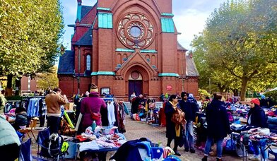 Flohmarkt auf dem Kirchplatz  - Copyright: Gerd Eisentraut 