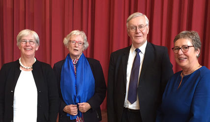 Ausgezeichnet: Gertrud Wellmann-Hofmeier und Hans-Peter Strenge (Mitte), umgeben von den Laudatorinnen Käthe Stäcker (li.) und Annegrethe Stoltenberg   - Copyright: Bischofskanzlei Hamburg