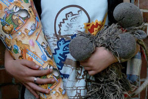 Mit Schultüte und Kuscheltier