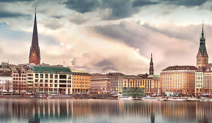 Die Binnenalster von Hamburg, mit Rathaus und der Kirche St. Petri