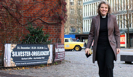 Astrid Kleist ist Pröpstin und Hauptpastorin der Kirche St. Jacobi. Im Alltag ist sie als Geistliche mit der Mode von Casual Priest erkennbar. - Copyright: © Hagen Grützmacher