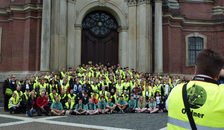 Die Helfer versammeln sich zum traditionellen Foto