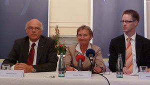 Die künftige Bischöfin Kirsten Fehrs neben Bischof Ulrich (l.) und dem stv. NEK-Pressesprecher Benckert - Copyright: Mechthild Klein