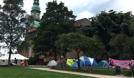 Das Camp an St. Trinitatis vom Fischmarkt aus gesehen