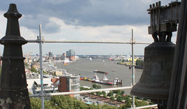Vom Kirchturmdach hat man einen atemberaubenden Blick auf Hafen und Elbphilharmonie - Copyright: © Hagen Grützmacher