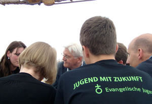 Außenminister Steinmeier mit Leena Lindner und Simon Ulka 