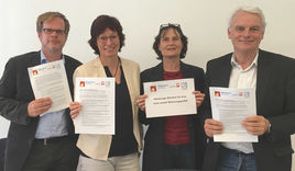 Kämpfen gemeinsam gegen Wohnungsnot: Michael Edele (Caritas), Gabi Brasch (Diakonie), Karin Asmuß (Mieter helfen Mietern), Tobias Behrens (Stattbau Hamburg, v. li.) - Copyright: Sabine Henning/kirche-hamburg.de