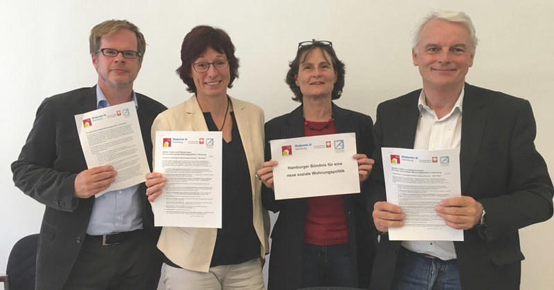 Kämpfen gemeinsam gegen Wohnungsnot: Michael Edele (Caritas), Gabi Brasch (Diakonie), Karin Asmuß (Mieter helfen Mietern), Tobias Behrens (Stattbau Hamburg, v. li.)