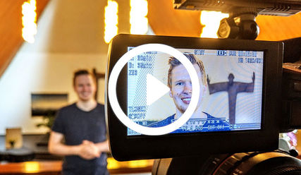 Jonas Goebel ist seit gut einem Vierteljahr Pastor der Auferstehungsgemeinde in Hamburg-Lohbrügge - Copyright: © Hagen Grützmacher