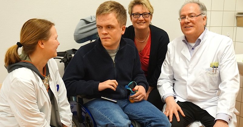 Einer der ersten Patienten: Max Miethner mit Neurologin Gabriele Anders (li.) seiner Mutter und dem Chefarzt des MZEB, Dr. Georg Poppele