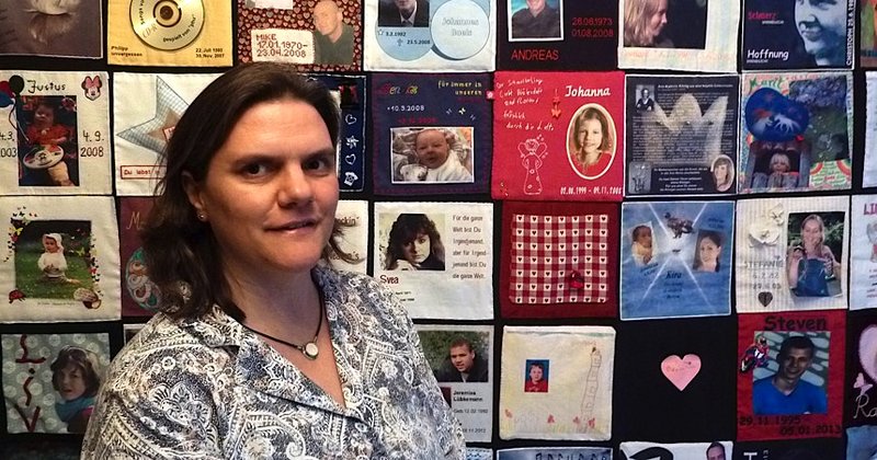Anja Paschen vor einem der Wandteppiche, die an verstorbene Kinder erinnern