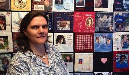 Anja Paschen vor einem der Wandteppiche, die an verstorbene Kinder erinnern - Copyright: Sabine Henning/kirche-hamburg.de