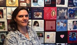 Anja Paschen vor einem der Wandteppiche, die an verstorbene Kinder erinnern - Copyright: Sabine Henning/kirche-hamburg.de