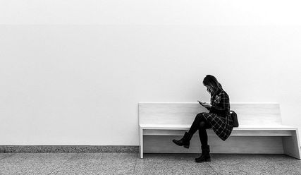 Eine Frau wartet - Copyright: © Pixabay