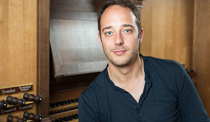 Kantor Gerhard Löffler vor 'seiner' Arp-Schnitger-Orgel in der Hauptkirche St. Jacobi, direkt in der Innenstadt - Copyright: @ Baraniak