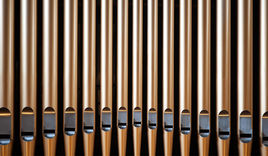 Orgelpfeifen, die klangerzeugenden Teile einer Orgel. - Copyright: © Josh Applegate/Unsplash