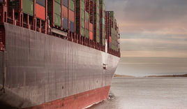 Containerschiff fährt in den Hafen ein - Copyright: Alexander Kliem / Pixabay